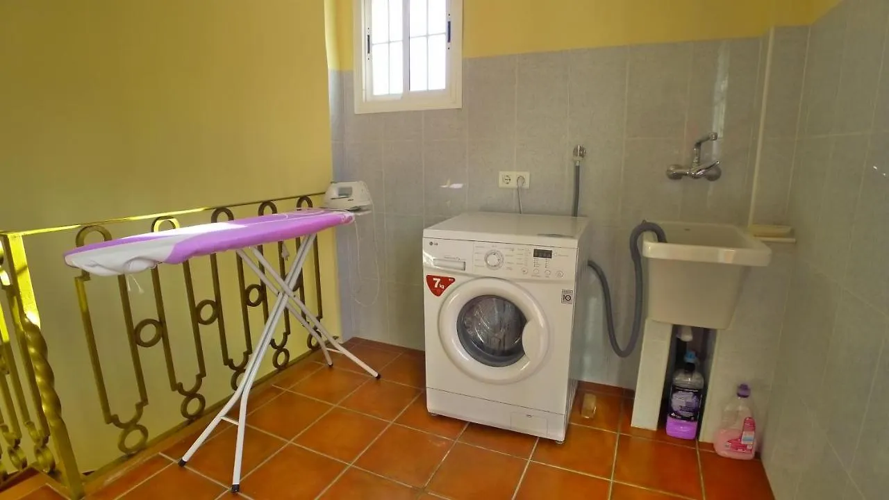 R1044 - Villa Karina Nerja Spanje