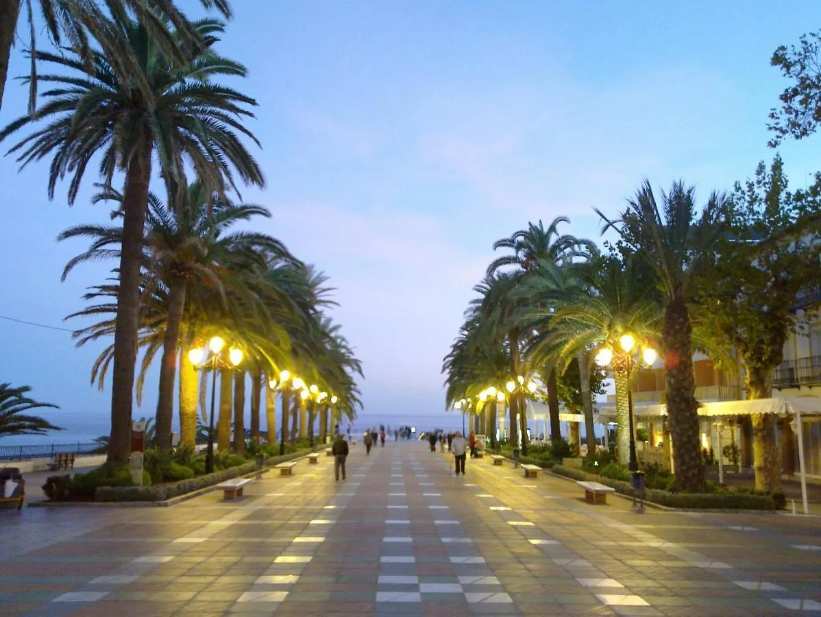 R1044 - Villa Karina Nerja Spanje